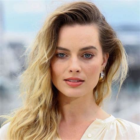 Margot Robbie: Bio, Height, Weight, Age, Measurements